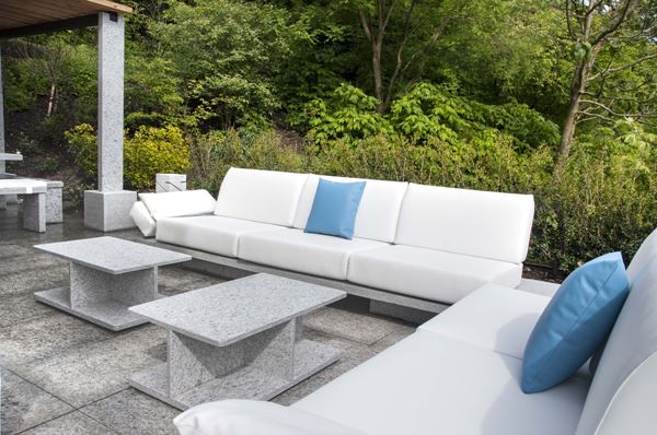 Il divano in giardino Vivere Outdoor con Giannini Graniti